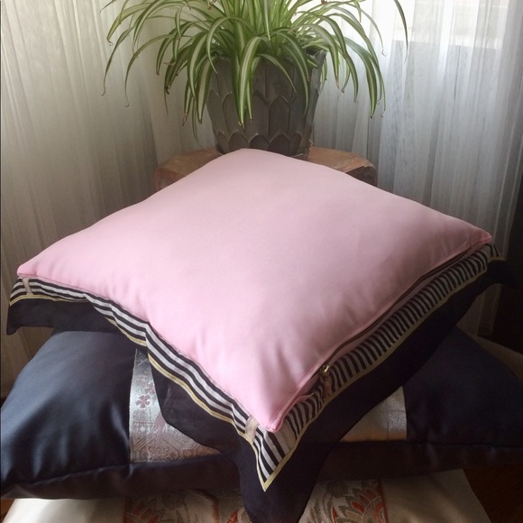 Vintage silk scarf pillow case - Picture 6 of 6